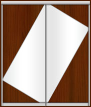 Зеркальная вставка в двери в виде наклонного прямоугольника